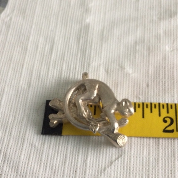 Woman’s Vintage Brooch of a Monkey on a branch made of Sliver - Picture 3 of 5